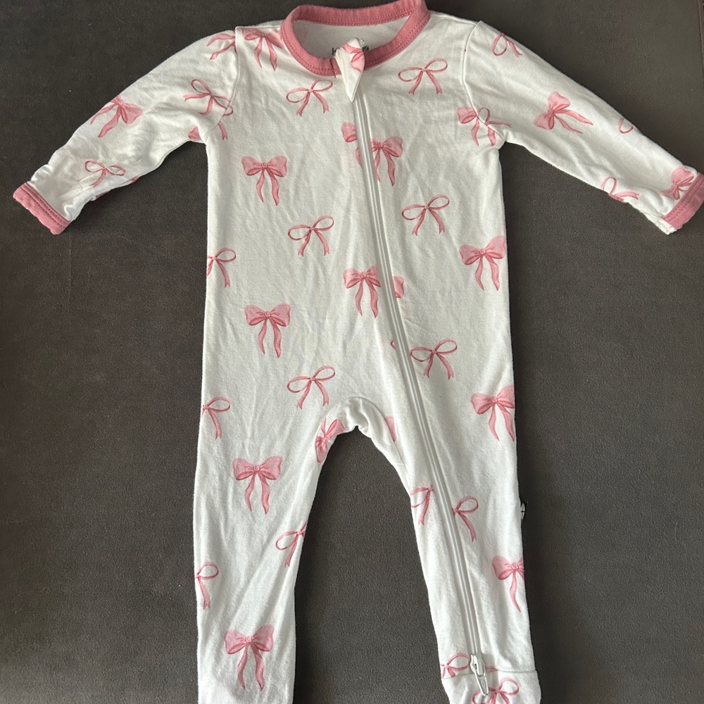 Kyte BABY White Footed One-Piece with Pink Bow Print